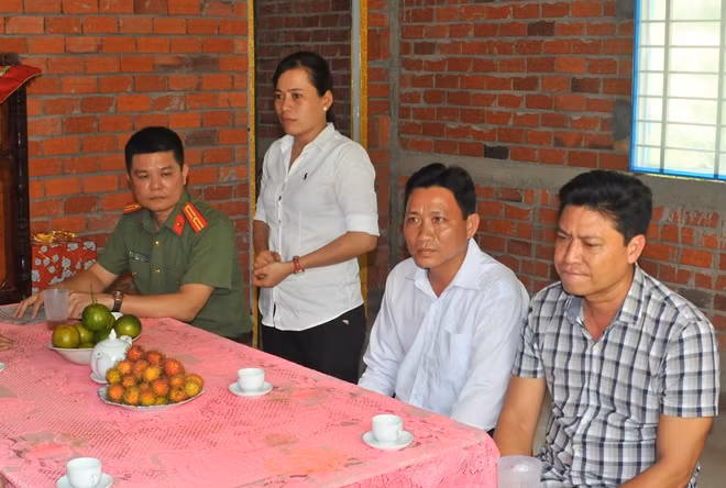 Đại uý Mai Thị Dứt xúc động trước sự quan tâm đặc biệt của Báo CAND và tấm lòng hảo tâm của các Mạnh thường quân