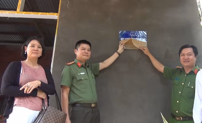 Đại diện Lãnh đạo Cục truyền thông CAND tại TP Hồ Chí Minh, chị Nguyễn Thy Vân cùng lãnh đạo Công an huyện Mỏ Cày Bắc và xã Hưng Khánh Trung A thực hiện nghi thức bàn giao nhà nghĩa tình đồng đội cho Đại uý Mai Thị Dứt