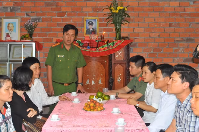 Thượng tá Nguyễn Văn Hạnh, Phó trưởng Công an huyện Mỏ Cày Bắc phát biểu cảm ơn sự quan tâm của Báo CAND và chị Nguyễn Thy Vân đã quan tâm giúp đỡ nhà nghĩa tình đồng đội cho Đại uý Mai Thị Dứt