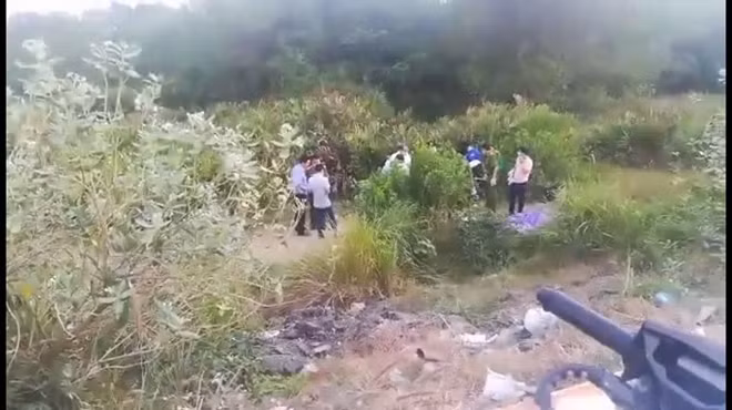 Thi thể người đàn ông đang bốc mùi được người dân phát hiện tại bãi đất trống