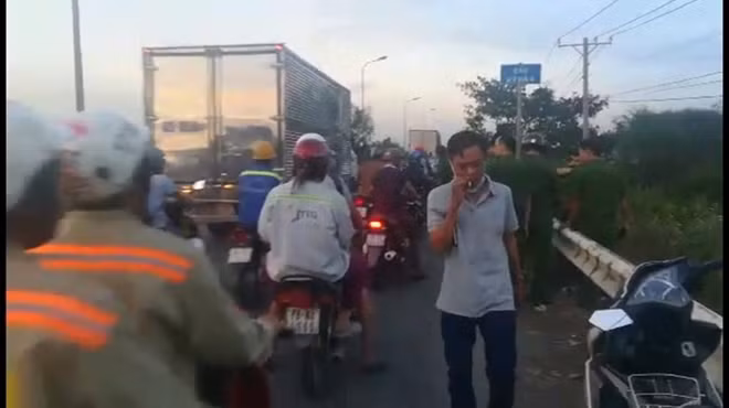Nhiều người dân hiếu kỳ theo dõi vụ việc