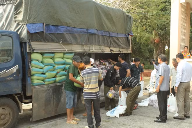 200 phần quà trị giá 80 triệu đồng trao do Khu du lịch cap treo núi Chứa Chan - chùa Bửu Quang, Gia Lào vận động ủng hộ tặng cho người dân nghèo tại xã Hưng Thạnh, huyện Tân Phước, tỉnh Tiền Giang