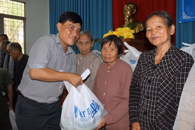 Ông Ngô Huỳnh Quang Thái, Phó Bí thư Tỉnh Đoàn Tiền Giang trao quà cho người dân nghèo tại xã Hưng Thạnh, huyện Tân Phước, tỉnh Tiền Giang