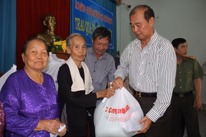 ông Nguyễn Minh Hoàng, Phó Giám đốc Công ty TNHH TM-SX Toàn Xuân Hưng trao quà cho người dân nghèo tại xã Hưng Thạnh, huyện Tân Phước, tỉnh Tiền Giang