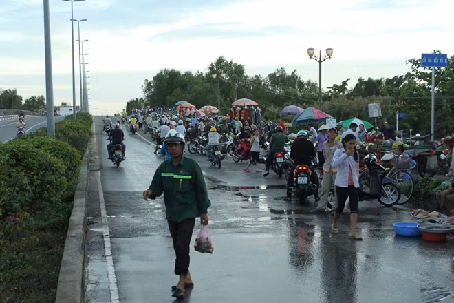 Một số người dân phải tràn xuống lề đường để mua bán