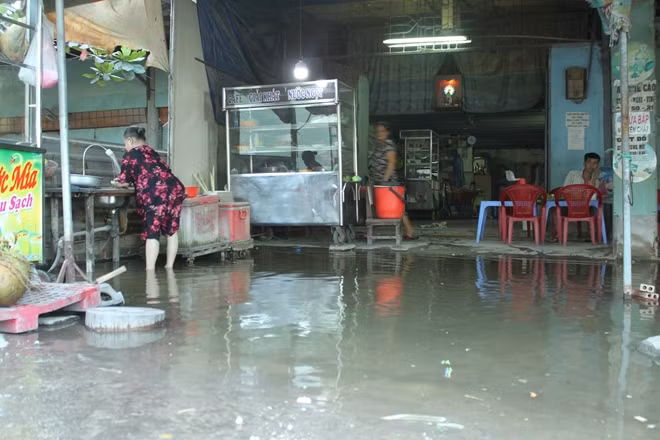 Nước ngập gây khó khăn cho sinh hoạt của người dân
