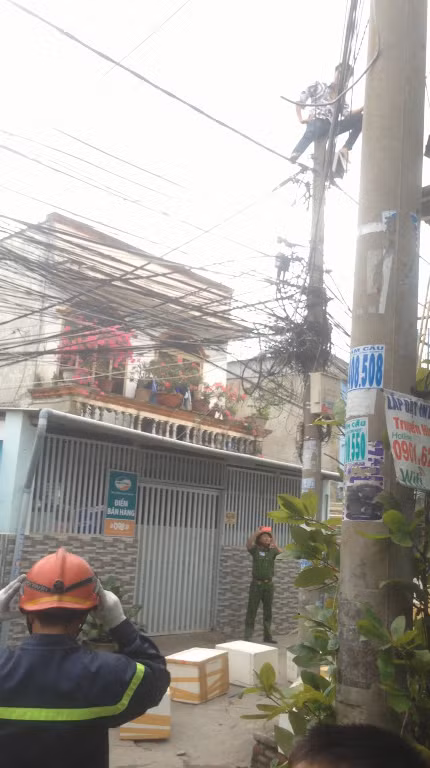 Lực lượng chức năng đang thuyết phục giải cứu thanh niên có dấu hiệu bất thường leo trên trụ điện