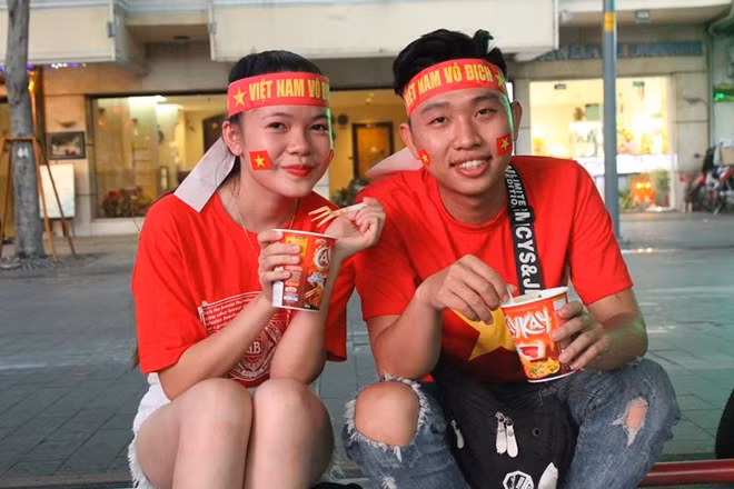 Niềm mong mỏi đội tuyển Việt Nam chiến thắng tràn ngập trong mỗi trái tim của những con người Việt Nam