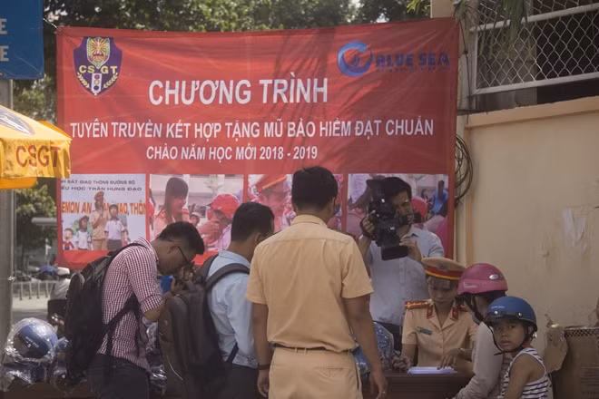 Sau thời gian tuyên truyền, Phòng CSGT ĐB-ĐS Công an TP Hồ Chí Minh sẽ xử phạt nghiêm những vi phạm không đội mũ bảo hiểm cho trẻ em