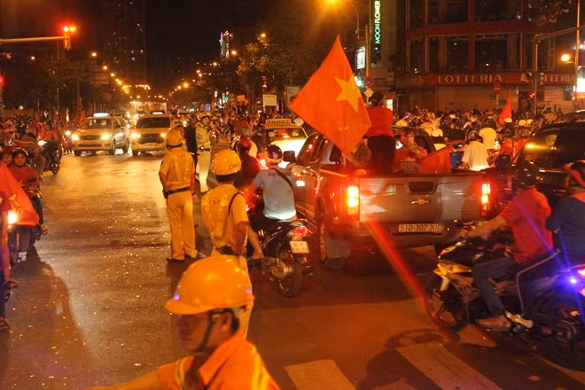 Việc hàng trăm ngàn CĐV đội tuyển Việt Nam xuống đường làm một số tuyến đường bị ùn tắt cục bộ, CSGT phải điều động toàn bộ lực lượng đến các điểm nóng, các tuyến đường phân luồng, điều tiết giao thông nhằm giảm thiểu nạn ùn tắt.