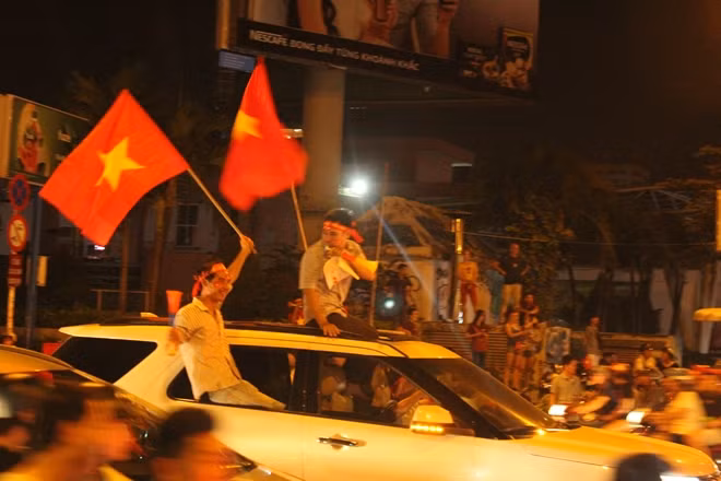 Cờ Hoa, kèn thổi là cách CĐV cổ vũ, ăn mừng cho đội tuyển Việt Nam khi xuống đường