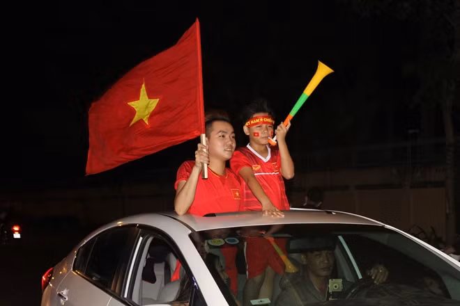 Dù là tỉ số hòa trận chung kết lượt đi Suzuki AFF Cup 2018 nhưng CĐV đội tuyển Việt Nam vẫn xuống đường ăn mừng