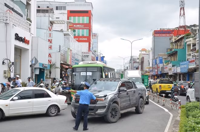 Lực lượng chức năng phân luồng, điều tiết giao thông, giảm bớt ùn tắc tại khu vực container bị lật