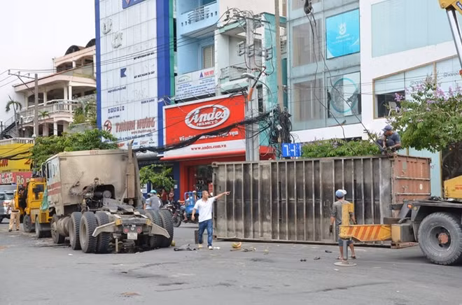 Hiện trường Container bị lật nằm chắn ngang đường