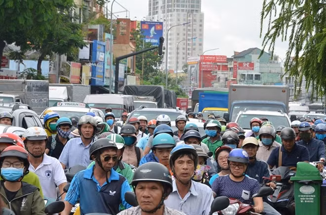 Các phương tiện lưu thông qua khu vực này bị ùn tắc nhiều giờ đồng hồ