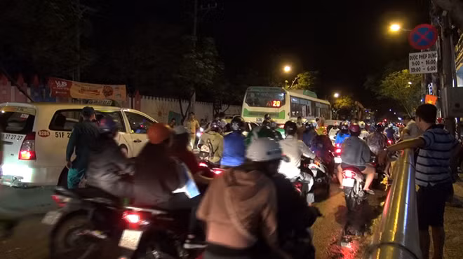 Các phương tiện lưu thông qua khu vực xảy ra tai nạn bị ùn ứ hàng kilômét kéo dài nhiều giờ đồng hồ