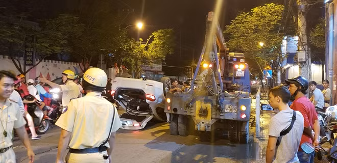 CSGT đang điều tiết giao thông giảm tại ùn ứ tại khu vực xảy ra tai nạn