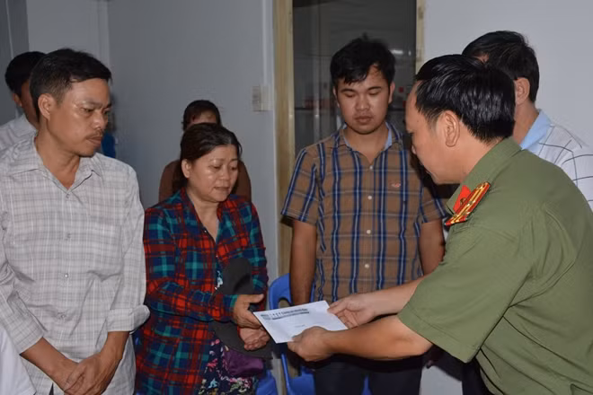 Thượng tá Đặng Ngọc Như - Phó trưởng Cơ quan đại diện Báo CAND trao tiền hỗ trợ cho mẹ hiệp sĩ Nguyễn Hoàng Nam đã tử nạn trong vụ bắt nhóm cướp xe SH và tối ngày 13-5