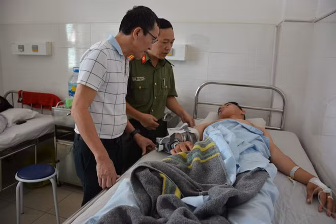 Lãnh đạo Báo CAND cùng ông Lâm Tấn Lợi thăm hỏi và trao tiền hỗ trợ cho anh Đinh Phú Quý đang được điều trị tại bệnh viện Thống Nhất