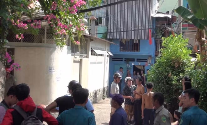 Người dân hiếu kỳ đang theo dõi vụ việc