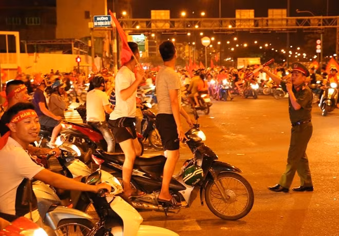 CĐV tại TP HCM rất hào hứng xuống đường ăn mừng chiến thắng của đội tuyển Việt Nam đoạt cup Suzuki AFF Cup 2018