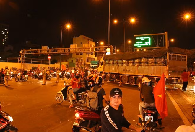 CSGT đứng thành hàng rào phân luồng giảm ùn tắc.