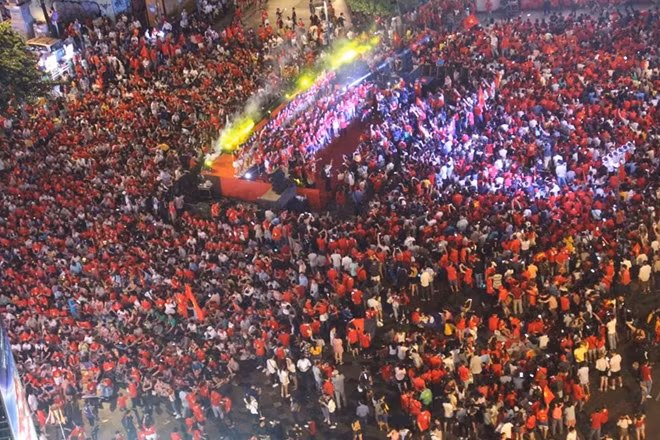 Hàng triệu CĐV tại TP Hồ Chí Minh tràn ra đường mừng đội tuyển Việt Nam vô địch AFF Cup 2018