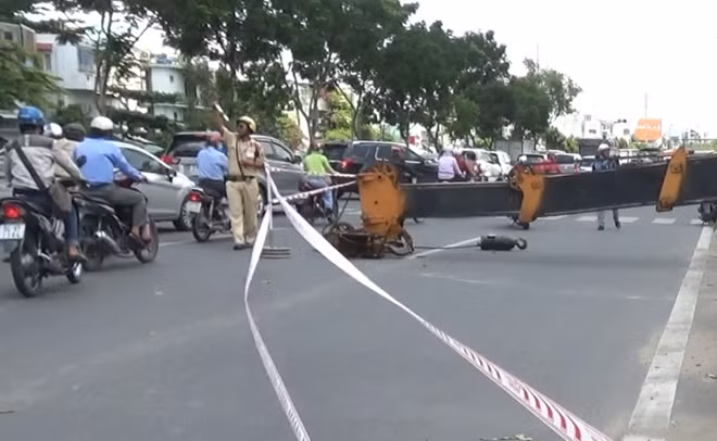 CSGT điều tiết giao thông tại khu vực tay cẩu bị đổ sập nằm chắn một bên đường
