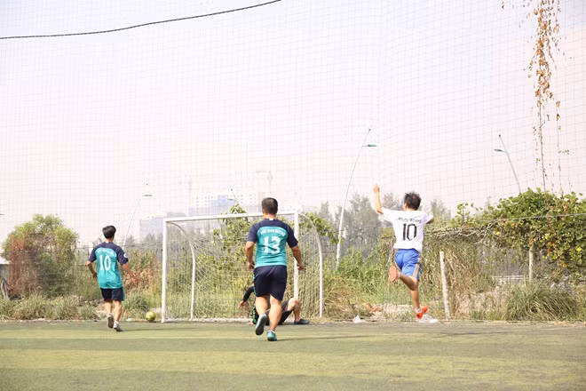 Pha bóng gay cấn trước khung thành đội Báo Bình Dương