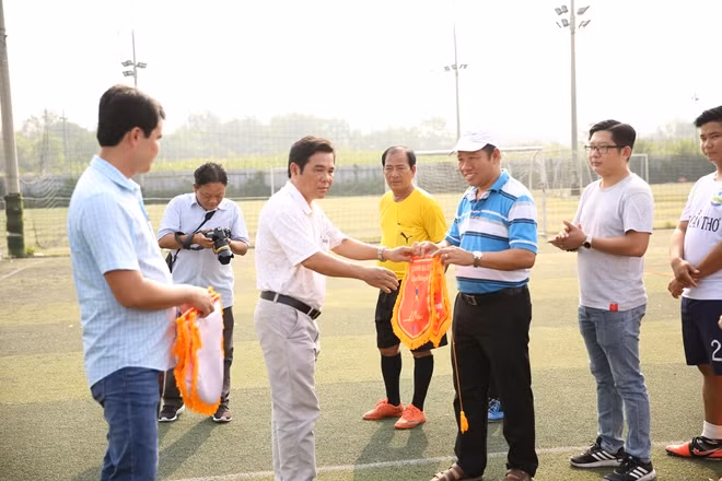 Thượng tá Nguyễn Hoàng Tuấn - Phó trưởng phòng Công tác Đảng và Công tác Chính trị Công an tỉnh Bến Tre trao cờ lưu niệm cho các đội thi đấu