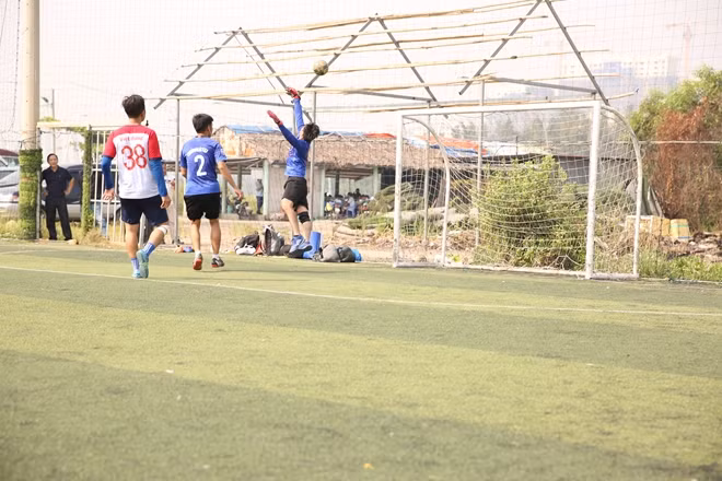 Một pha cản bóng quyết liệt của thủ môn trước khung thành đội CAND 1