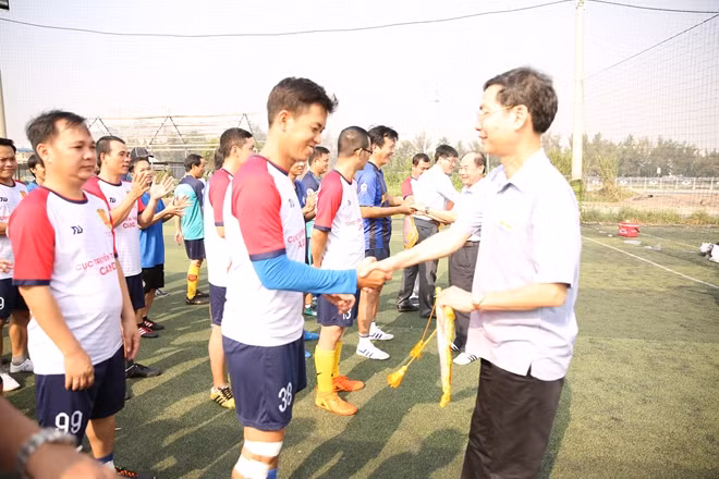 Thiếu tướng Phạm Văn Miên, Tổng Biên tập Báo CAND trao cờ lưu niệm cho các đội tham gia thi đấu giải bóng đá mini năm 2018