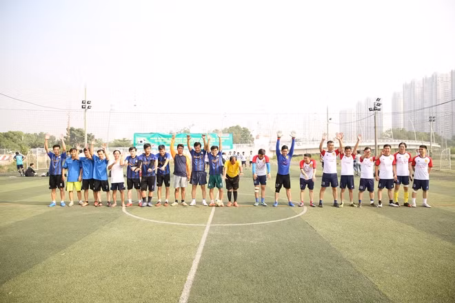 Đội bóng CAND 1 và đội bóng Nhà in Nhân dân làm thủ tục chuẩn bị thi đấu
