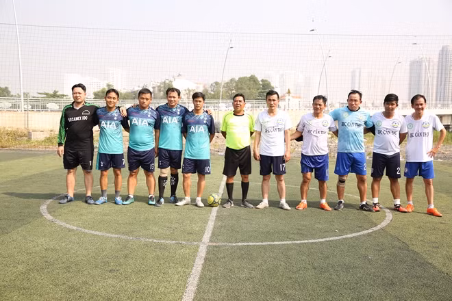 Đội Báo Bình Dương và đội Liên quân làng báo ĐBSCL chụp hình lưu niệm trước khi thi đấu