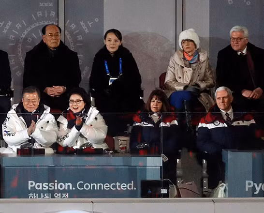 Phó tổng Mỹ Mike Pence và Tổng thống Hàn Quốc Moon Jae-in ngồi trước phái đoàn CHDCND Triều Tiên trong Lễ khai mạc Thế vận hội mùa Đông. Ảnh: AP