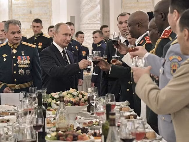 Tổng thống Putin và Bộ trưởng Quốc phòng Sergey Shoigu dự tiệc chúc mừng các sĩ quan trẻ vừa tốt nghiệp Học viện Quân sự Nga. Ảnh: AP