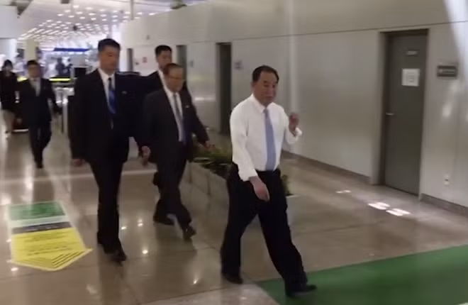 Ông Kim Yong-chol-người mặc áo sơ-mi trắng dẫn đầu một đoàn cán bộ ngoại giao cấp cao của CHDCND Triều Tiên đặt chân xuống sân bay quốc tế Bắc Kinh vào sáng 29-5. Ảnh: AP