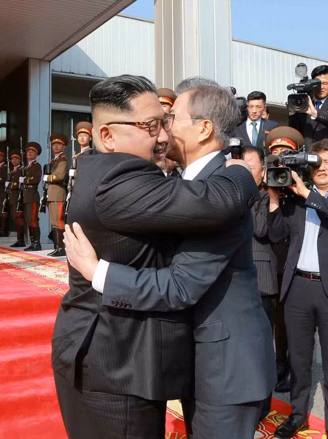 Cái ôm “làm tan băng” và “căng thẳng” trên bán đảo Triều Tiên giữa lãnh đạo của hai miền sau hội nghị thượng đỉnh. Ảnh: KCNA