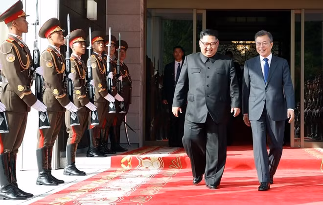 Hai nhà lãnh đạo tươi cười khi họ rời Tongilgak sau hội nghị thượng đỉnh. Ảnh: KCNA