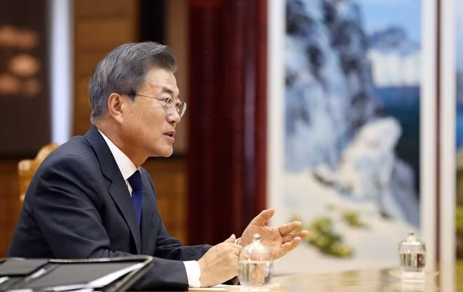 Tổng thống Moon hội đàm với lãnh đạo CHDCND Triều Tiên Kim. Ảnh: KCNA