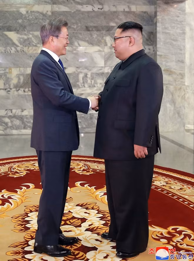 Lãnh đạo 2 miền Triều Tiên bắt tay nhau tại cuộc họp cấp cao lần thứ 2, gần một tháng sau cuộc họp lần thứ nhất ở phía Nam Panmunjom vào ngày 27-4. Ảnh: KCNA