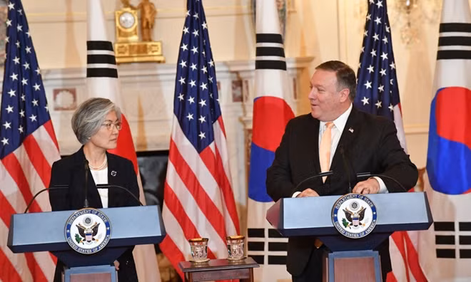 Ngoại trưởng Hàn Quốc Kang Kyung-wha (trái) gặp người đồng cấp Mỹ Mike Pompeo tại Washington hôm 11-5. Ảnh: Bộ Ngoại giao Mỹ