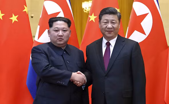 Lãnh đạo CHDCND Triều Tiên Kim Jong-un (trái) và Chủ tịch Trung Quốc Tập Cận Bình trong chuyến thăm của ông Kim đến Bắc Kinh vào đầu năm 2018. Ảnh: Tân Hoa