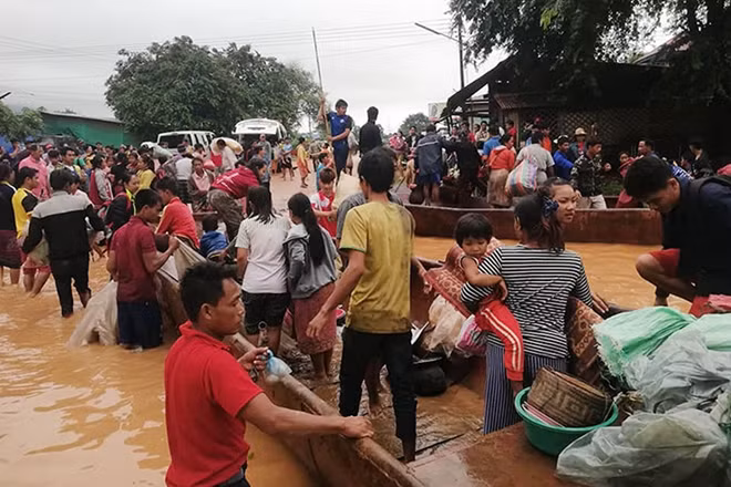 Người dân Attapeu sơ tán khẩn cấp sau vụ vỡ đập thủy điện. Ảnh: AFP