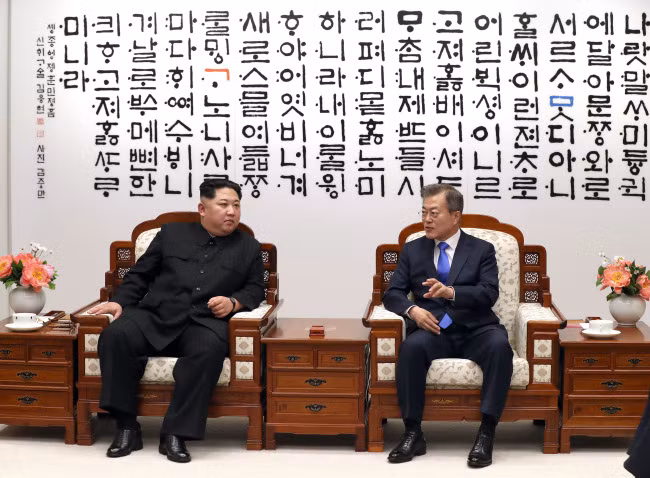 Lãnh đạo hai miền Triều tổ chức hội đàm vào sáng 27-4. Ảnh: Korea Herald Lãnh đạo hai miền Triều tổ chức hội đàm vào sáng 27-4. Ảnh: Korea Herald