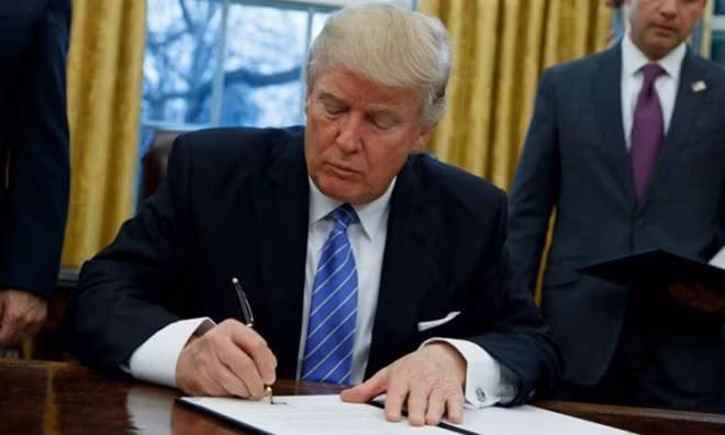 Tổng thống Mỹ Donald Trump ký quyết định rút khỏi INF. Ảnh: CIS