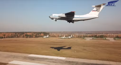 Ngoạn mục cảnh quần thảo trên không của máy bay quân sự Nga Il-76 và A-50