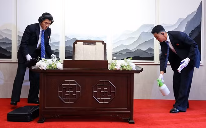 Các bộ bảo vệ Kim Jong-un khử trùng khu vực ông sẽ viết lưu bút
