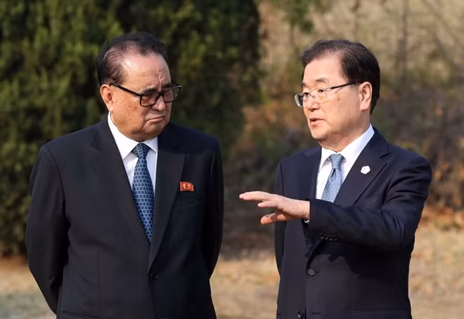 Giám đốc Cơ quan Tình báo Hàn Quốc Chung Eui-yong (phải) trò chuyện với người đồng cấp Triều Tiên Ri su-yong