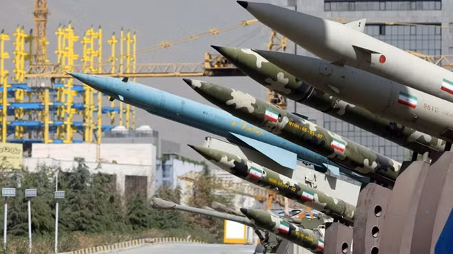 Iran tuyên bố đã sản xuất đủ mọi loại vũ khí "đáp trả" các lệnh trừng phạt của Mỹ. Ảnh: FNA